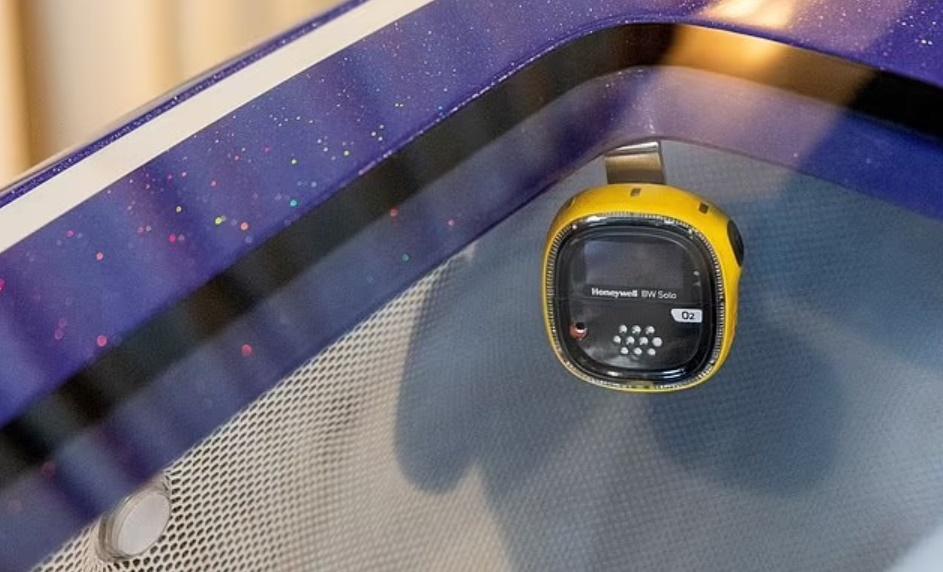 「安樂死膠囊艙」Sarco Pod內的氮氣按鈕和氧監察器。(X)