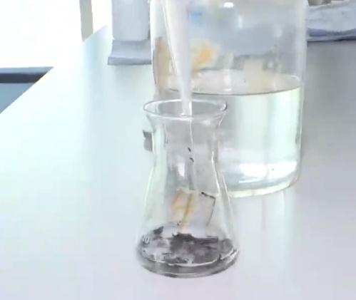 實驗室現場檢測更發現,一張符紙的含鉛量達50毫克。(微博)