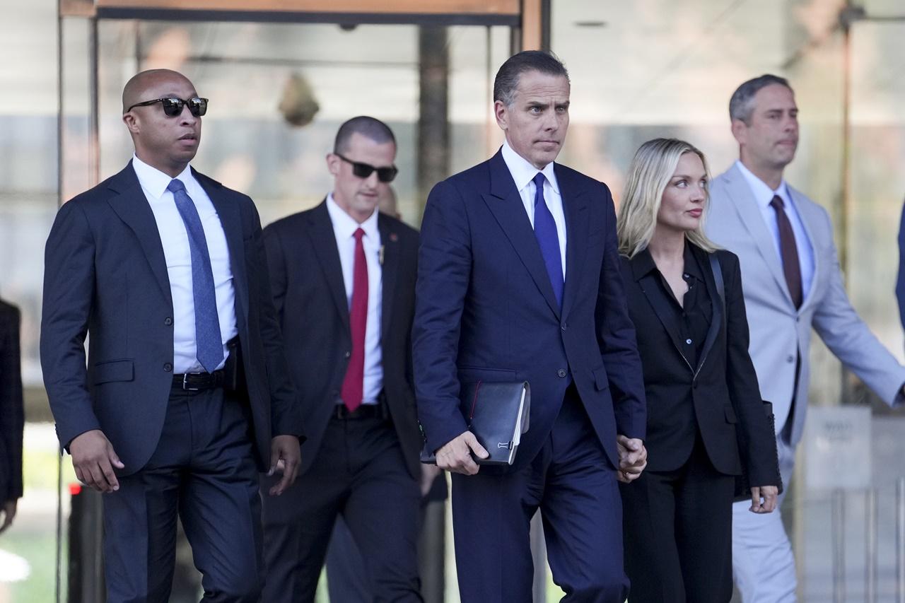 亨特與妻子梅莉莎(Melissa Cohen)離開法庭未有發言,但透過律師發表聲明。(AP)