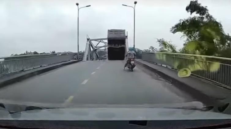 駛至峰州大橋時,大橋面的鐵架倒塌,斗車未及反應,就在鏡頭前瞬間墮下消失眼前。(YouTube)