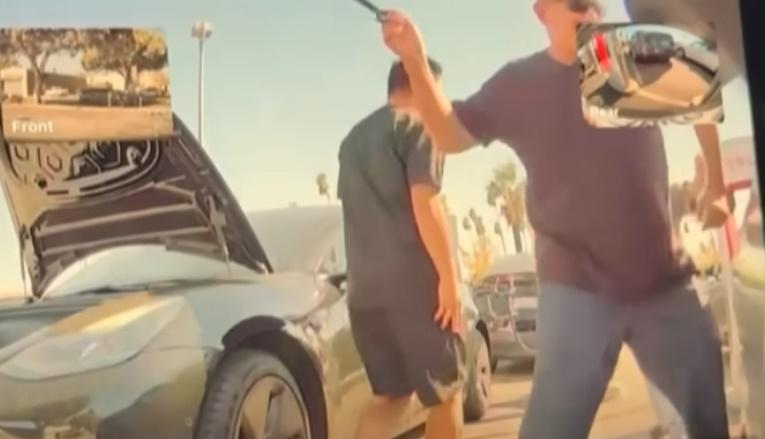 另一名Tesla車主Adrian用釣魚用的重鉛及工具,用盡全力砸向車窗才能打破,整個過程用了8分鐘。(YouTube)