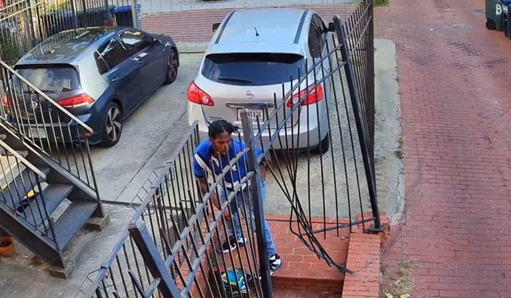 男子在車尾位置再拉下褲子、彎腰將同1條青瓜反覆插入屁股持續近20秒。(X)