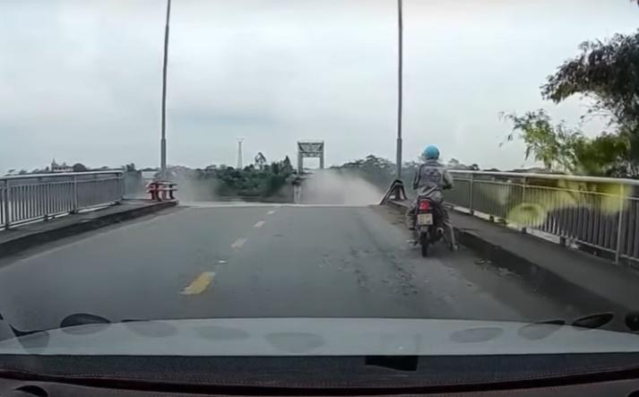 駛至峰州大橋時,大橋面的鐵架倒塌,斗車未及反應,就在鏡頭前瞬間墮下消失眼前。(YouTube)