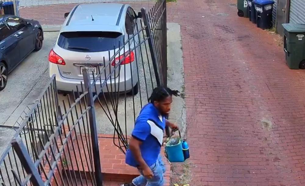 他若無其事地將青瓜放回午餐袋、離開現場。(X)