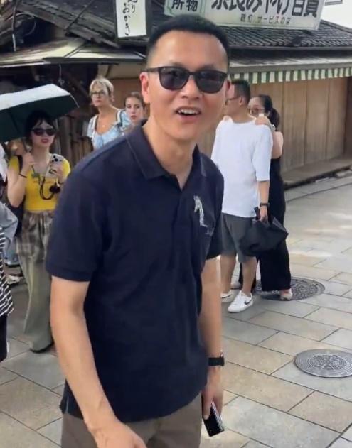 拍片者大聲喝止對方,片中中國男子隨即收腳。(X)