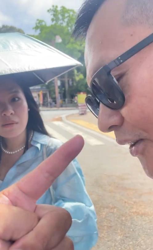 拍片者指罵腳踢奈良鹿男子。(X)