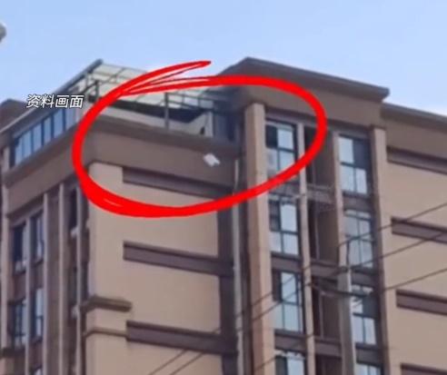 昆山市印象花園第36棟1室有住戶高拋大便,砸至一樓住戶窗戶上和家裡,該戶業主報警處理。(微博)