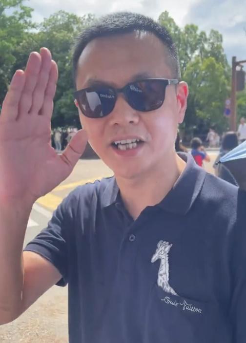 中國男子笑笑的回應稱「只是跟牠鬧著玩」並連番道歉「Sorry sorry」。(X)