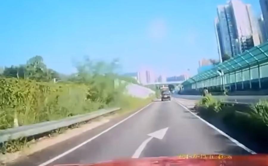 右線出現一名踩單車男子,單車男頭也不回就切入的士正行駛的行車線。(車cam L(香港群組)@FB)