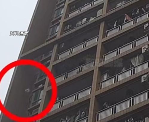 昆山市印象花園第36棟1室有住戶高拋大便,砸至一樓住戶窗戶上和家裡,該戶業主報警處理。(微博)