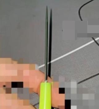 女童指被同桌男同學用鐵錐刺身體逾200下,連衣服都被刺出多個孔。(微博)