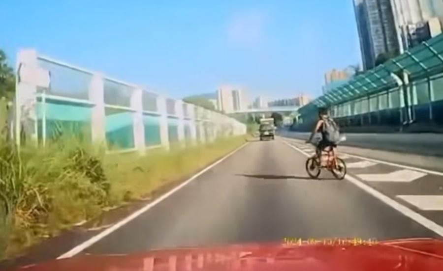 單車男疑行車不穩收慢速度,的士收掣不及將他撞倒。(車cam L(香港群組)@FB)