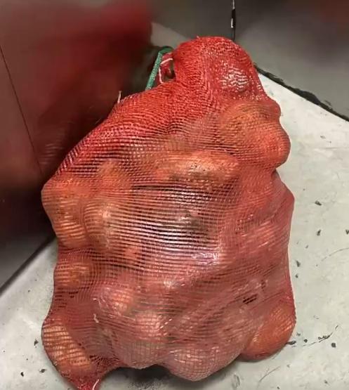 河北公司中秋派每人15公斤薯仔,員工稱「點煮都好味」。(微博)