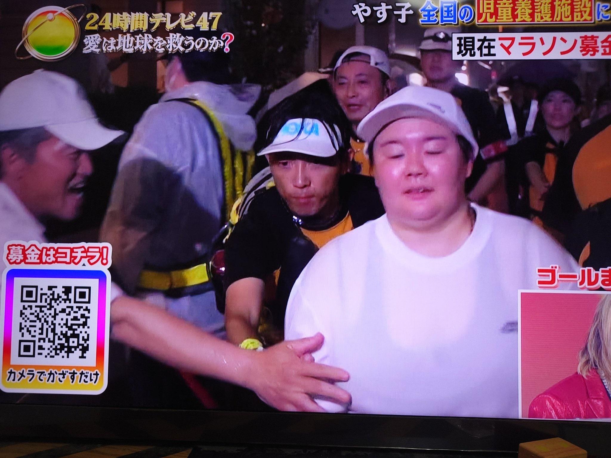 伴跑的工作人員察覺後,立刻伸手阻擋,該男子的手疑似觸碰到安子的胸部。(X)