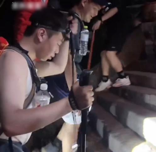 王同學網上註明服務「白天陪爬200,夜間300」。(微博)