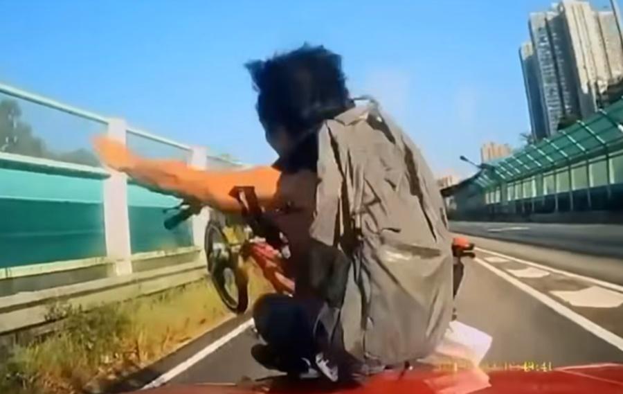 單車男被撞拋上車頭後墮地。(車cam L(香港群組)@FB)