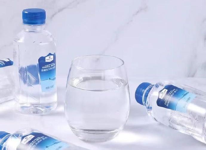 傳飲山姆礦泉水可生男,獲封「生仔水」遭搶購。(微博)