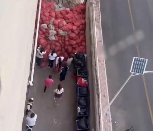 員工表示,一開始不敢相信,直到看到貨車開進公司才確信。(微博)