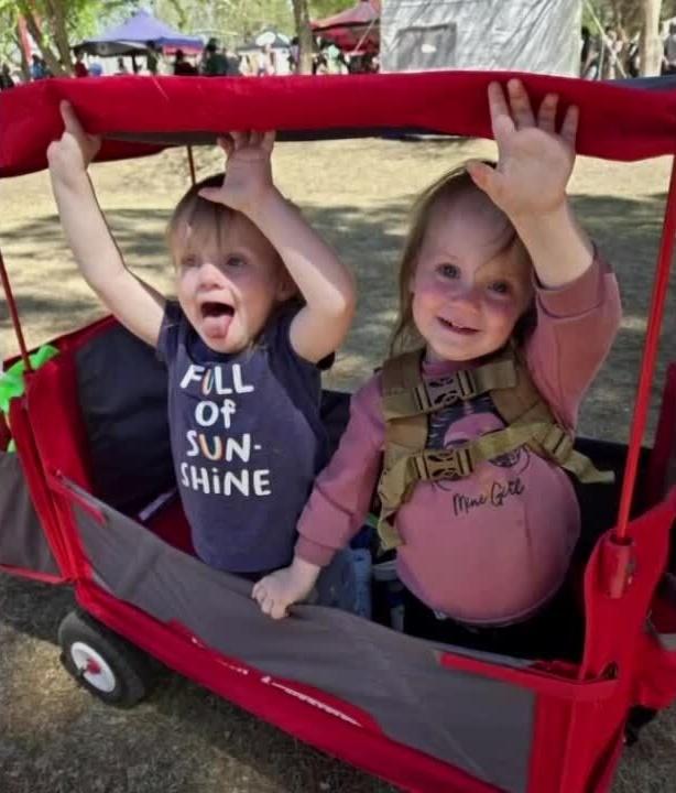 2歲的雙胞胎Ariel與Avery。(X)
