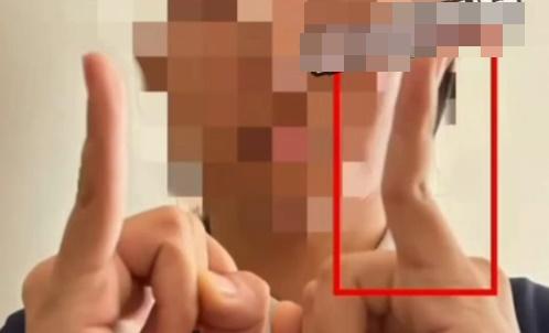 女童亦指被掌摑、毆打致指頭彎曲、被逼喝化學液體、吃紙等。(微博)