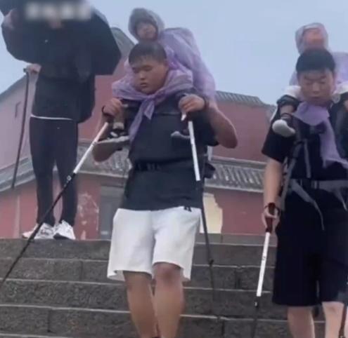 王同學的服務還「免費幫忙背包拿物品幫忙背孩子」。(微博)