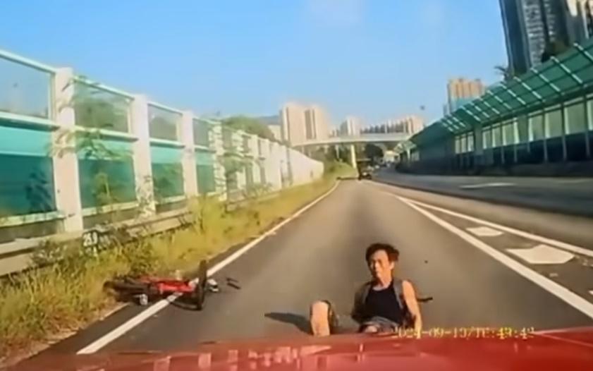 單車男被撞拋上車頭後墮地。(車cam L(香港群組)@FB)
