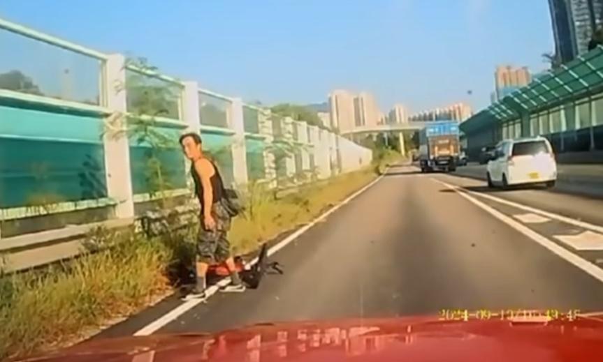 單車男自行起身,回頭望了的士幾眼。(車cam L(香港群組)@FB)