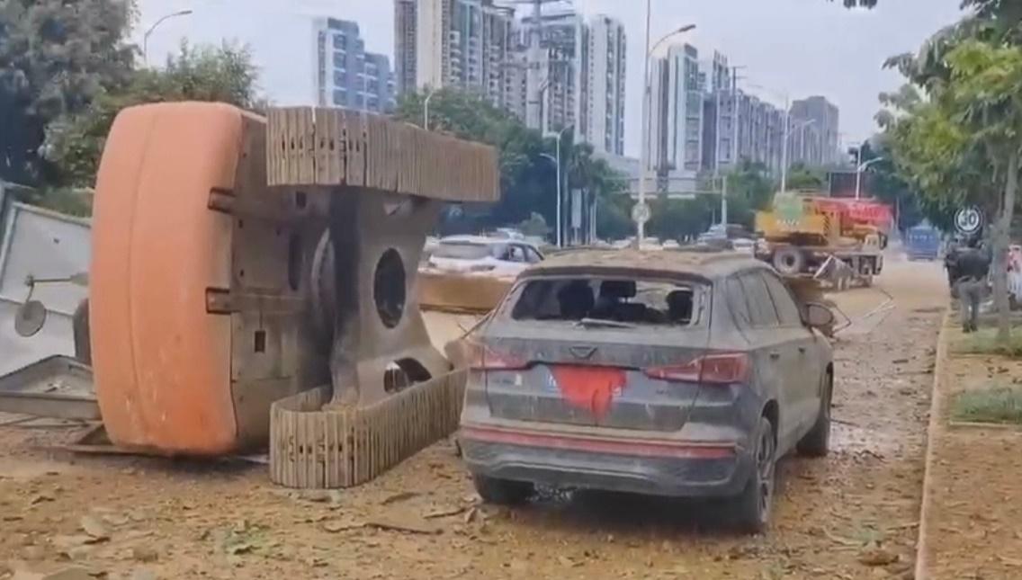 施工的挖土機被爆炸威力推翻,一旁的轎車玻璃也被震碎。(微博)