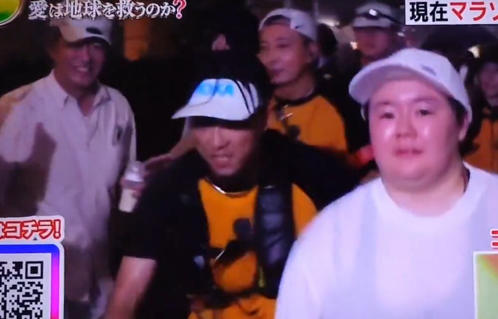 中年男子面露笑容。(X)