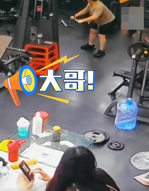 胖漢還未搞清楚狀況,場內櫃台的長髮女教練已瞬間聞聲彈起,迅速飛奔而至。(微博)