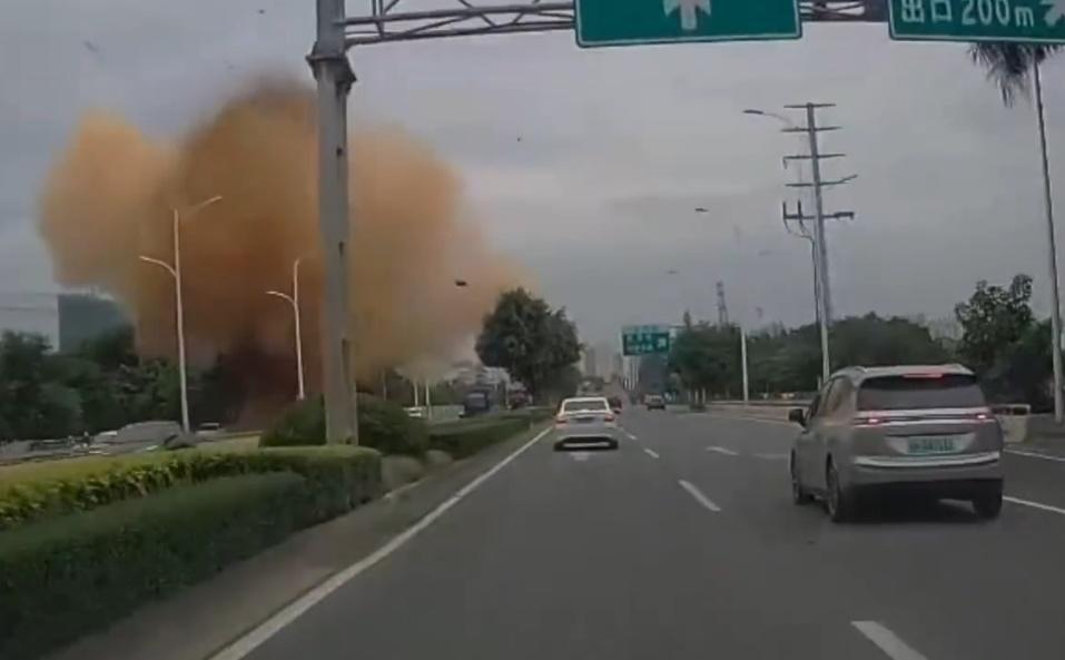 南寧市高新區秀廂大道上的一個施工現場突然傳出爆炸巨響,地面噴出逾10米高的土黃色污水。(微博)