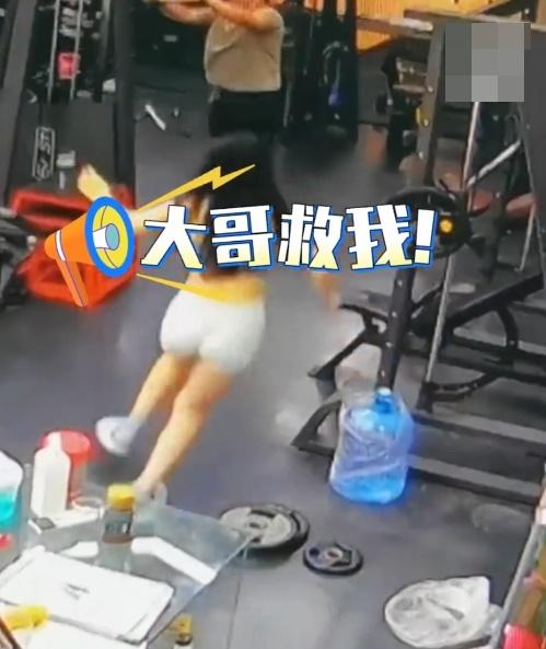 胖漢還未搞清楚狀況,場內櫃台的長髮女教練已瞬間聞聲彈起,迅速飛奔而至。(微博)