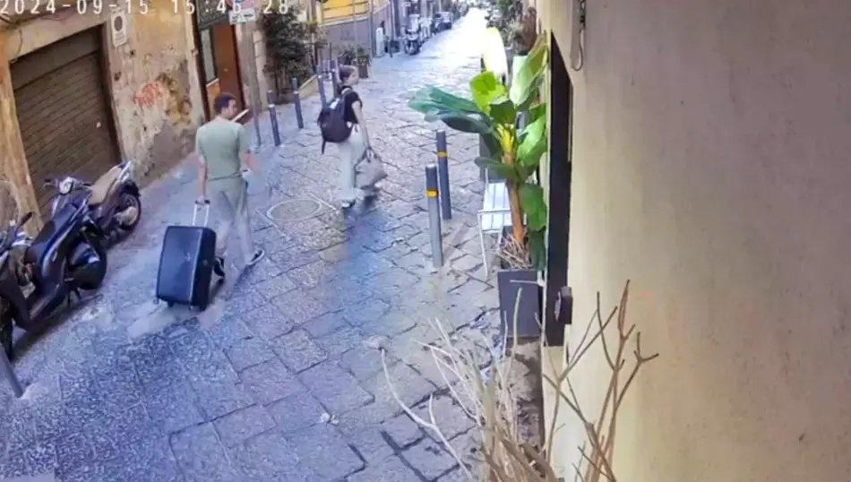 他們正愜意地走在這條街道。(X)