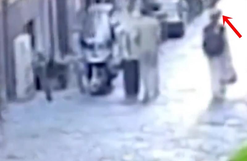 高空中竟突然掉落一尊小雕像,直接擊中Chiara的頭部。(X)