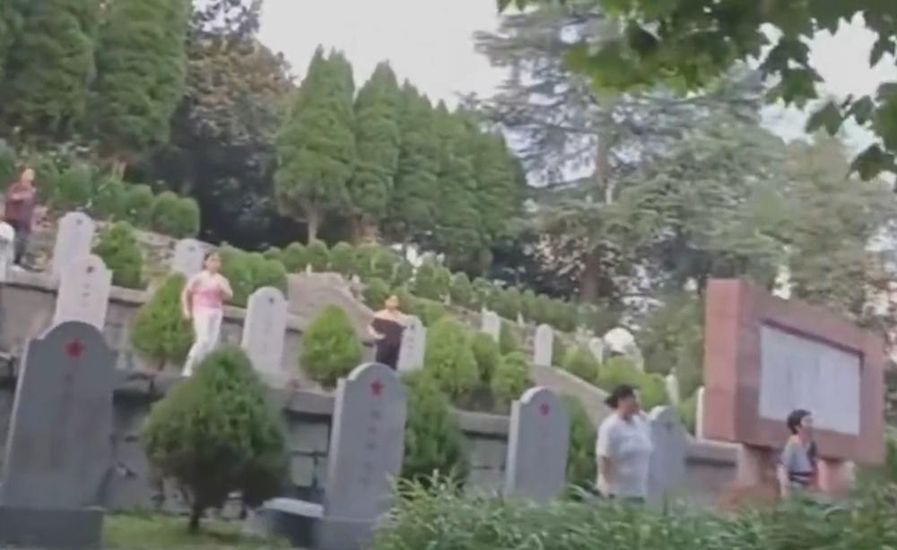 扎西紅軍烈士陵園管理所工作人員表示,因為是開放式陵園,早7點工作人員上班前,總有人在此跳舞,看到就會勸離。(微博)