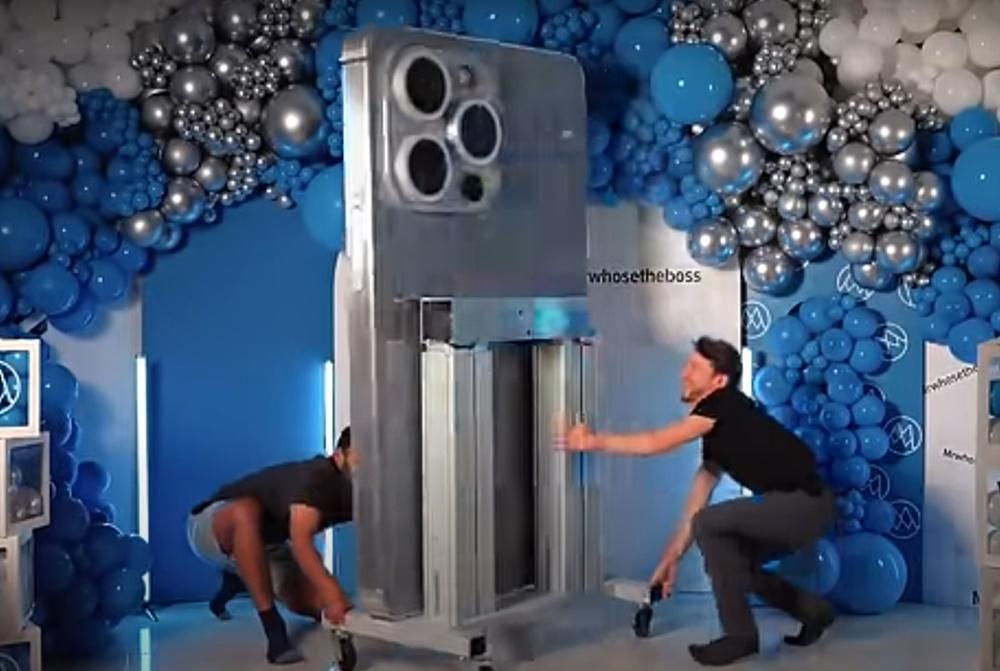 為了模擬 iPhone 15 Pro Max的鏡頭,甚至用了Canon EOS R5 和 Sony RX10 Mark 4這兩款專業相機。(YouTube)