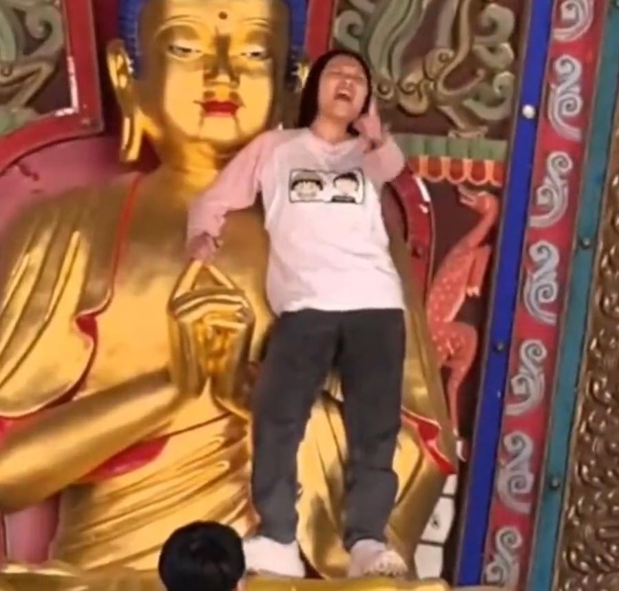 女子大喊「哪來的我」、「老子是活菩薩」、「天王老子是誰,都給我跪下」等說話。(微博)