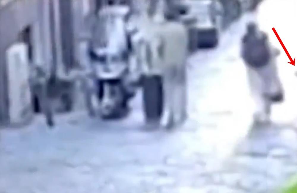 高空中竟突然掉落一尊小雕像,直接擊中Chiara的頭部。(X)