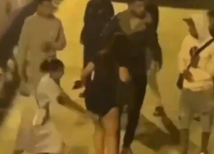 影片掀起極大議論,不少人都感到震驚,因為就連女孩也參與性騷擾行列,而且無人幫助那女子。(X)