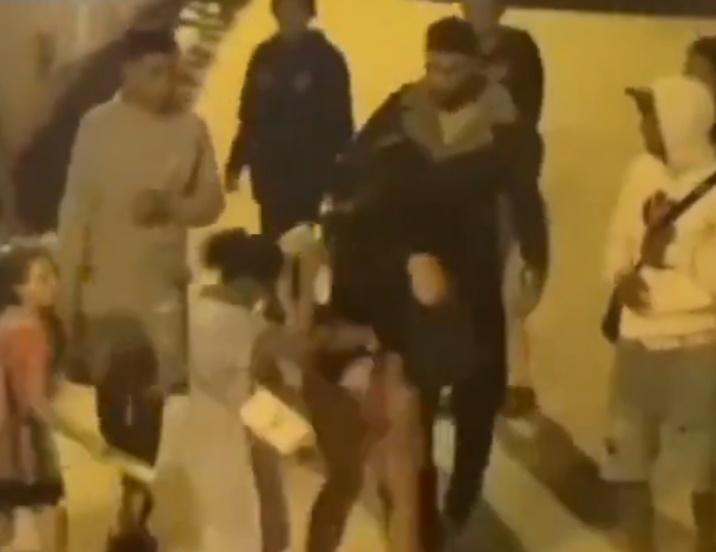 影片掀起極大議論,不少人都感到震驚,因為就連女孩也參與性騷擾行列,而且無人幫助那女子。(X)