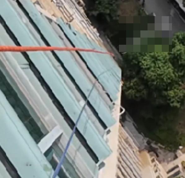 代先生於周日(1日) 在22樓高空工作期間,突然感覺到連接著他的安全繩在搖晃。(微博)