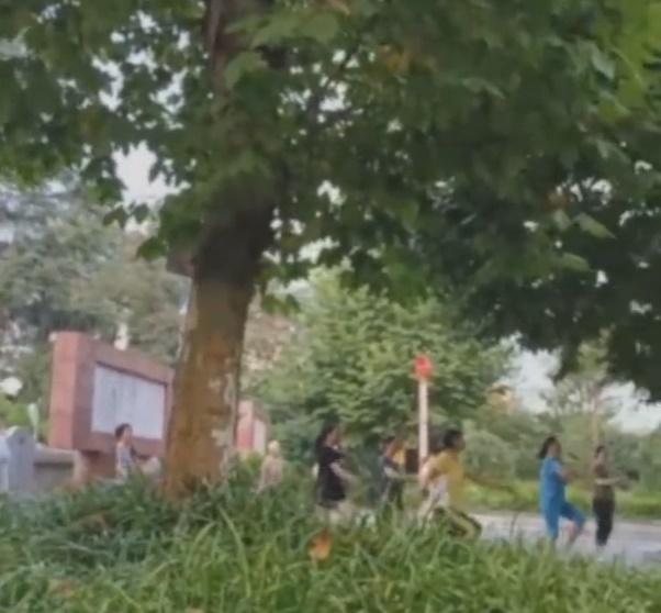 國家體育總局《關於進一步規範廣場舞健身活動的通知》中強調,不得在烈士陵園等莊嚴場所開展廣場舞健身活動。(微博)