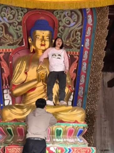 景區表示,由於勸阻無效,工作人員立即疏散現場其他遊客,同時撥打110、119報警。(微博)