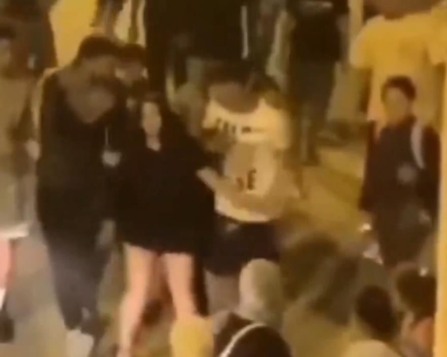 直到最後一名原本「食花生」男子,懷疑「擔心會出事」才挺身而出,護送女子離開現場。(X)