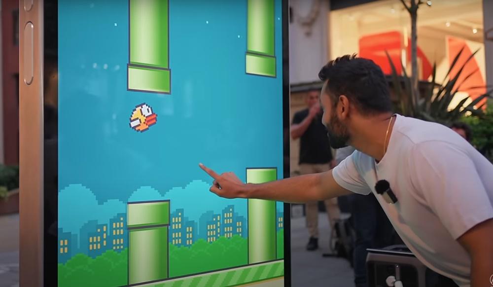 街頭測試,證明它可以進行電子支付、拍照、收發電子郵件、玩小遊戲和視像通話。(YouTube)