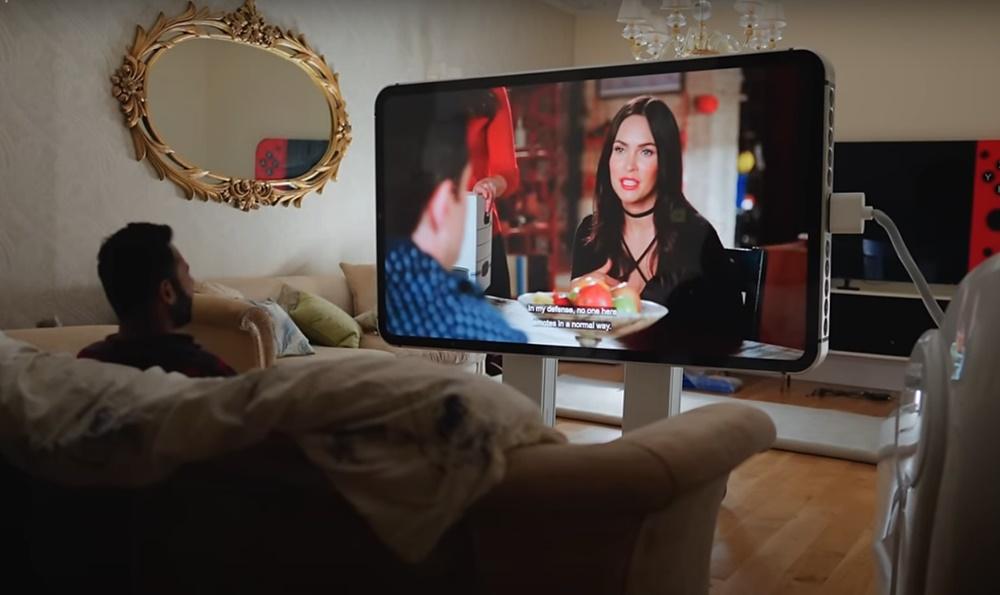 街頭測試,證明它可以進行電子支付、拍照、收發電子郵件、玩小遊戲和視像通話。(YouTube)