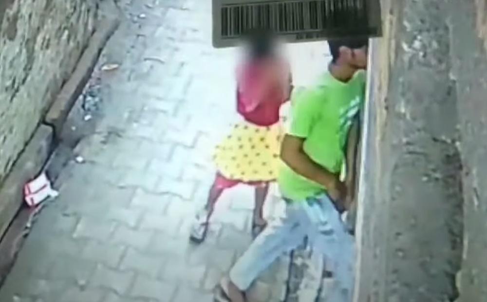 男子先進入一間廢棄的小屋,女童在門外猶豫不知是否跟着進內。(YouTube)