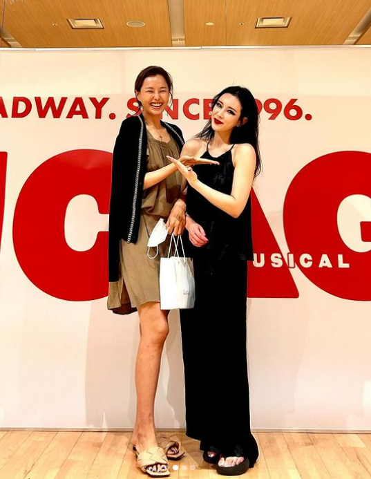 身材高挑的李河妮,美貌驚豔一眾網民。