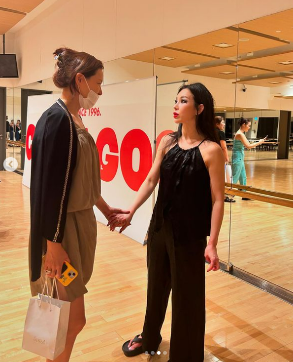 一位網友在評論區問李河妮:「姐姐身高有180cm嗎?」