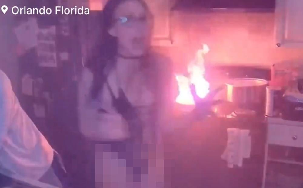 Dani先離開,接著男子也離開鏡頭。(X)